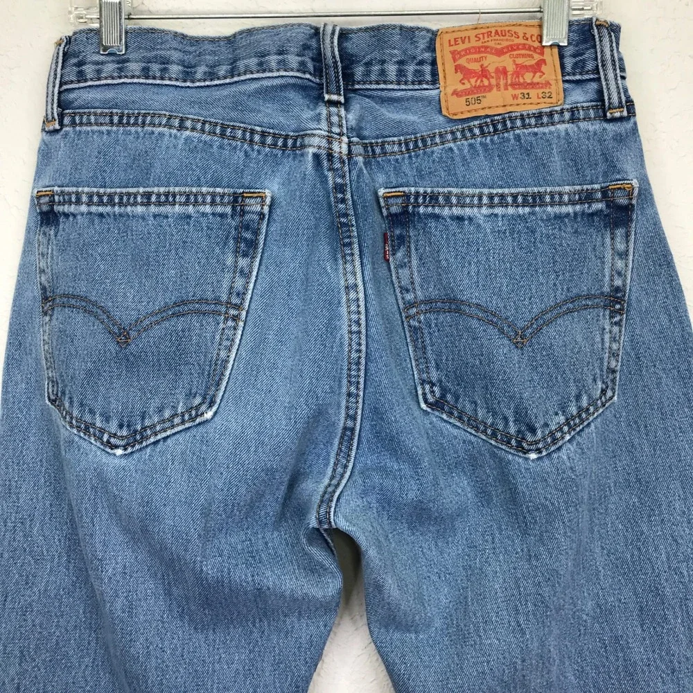 Levi's 505 Regular Fit Jeans Mens 31x32 Blue Medium Wash Straight Leg 00505-4891